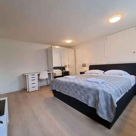 Deluxe For Rent - King Bed, Fully Equipped, Near Center Hostel