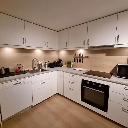 Hostel Deluxe For Rent - King Bed, Fully Equipped, Near Center